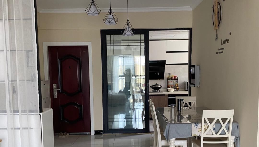 人家里|越來越多人不做吊頂,不做電視墻,看看她家裝修,簡約又漂亮