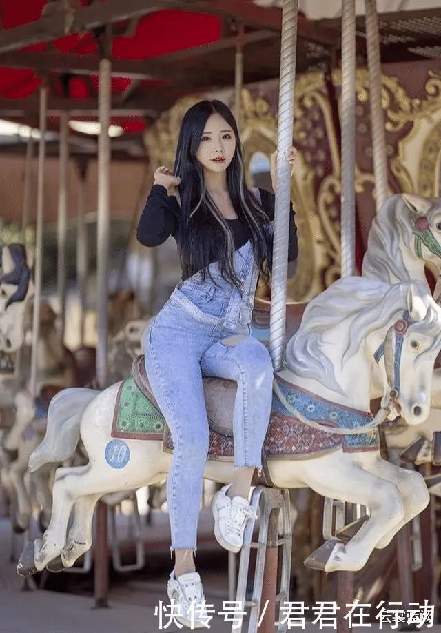 清水出芙蓉,天然去雕饰,牛仔背带裤配针织上衣的清纯温柔穿搭