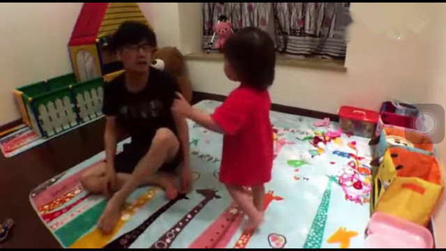 爸妈|爸妈在宝宝面前装死,大部分爸爸被宝宝扇醒,妈妈却截然不同