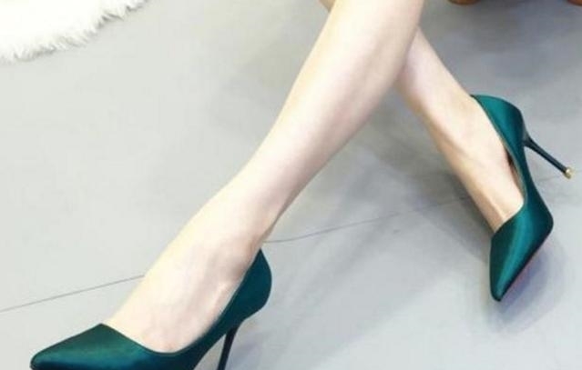 展现|时尚的细跟鞋,充分展现你的线条之美,流露出迷人的气质!