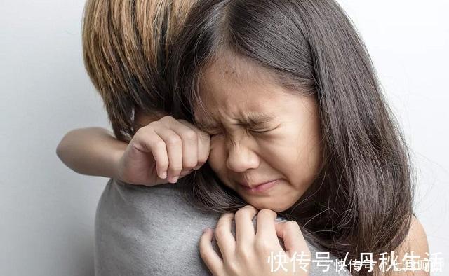 父母|一个考99却很难过,一个刚及格还笑得开心,一家俩孩子咋差这么大