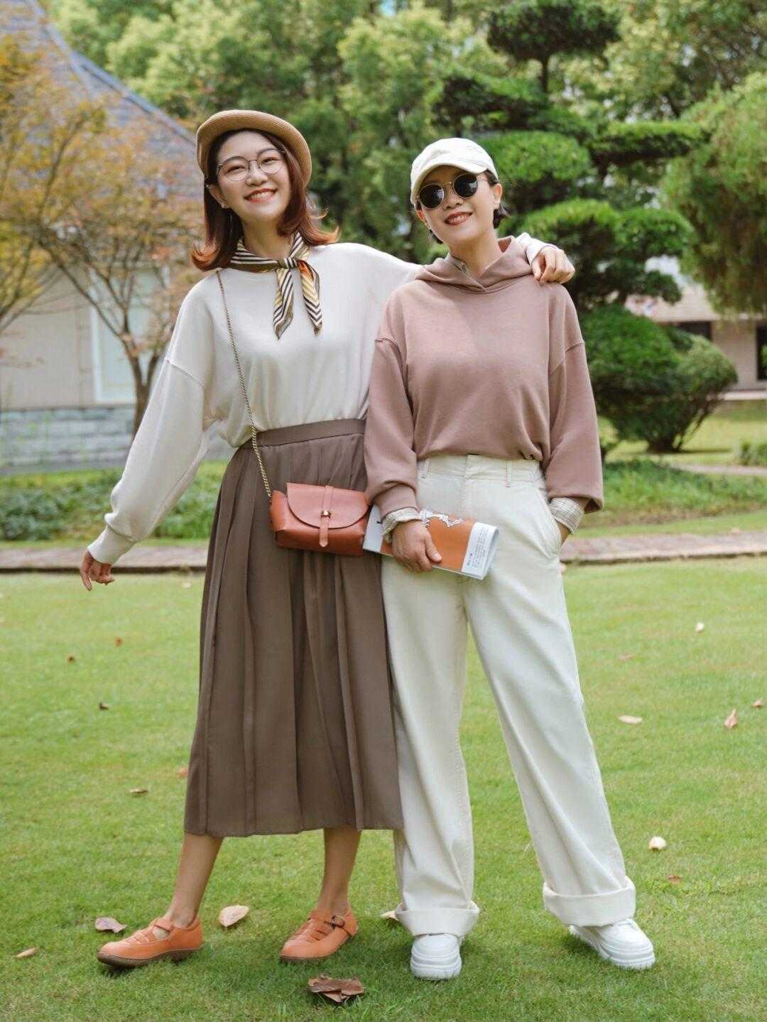 穿搭|50+女人不要选择大衣配长靴子,太土了?学博主这样穿,优雅精致