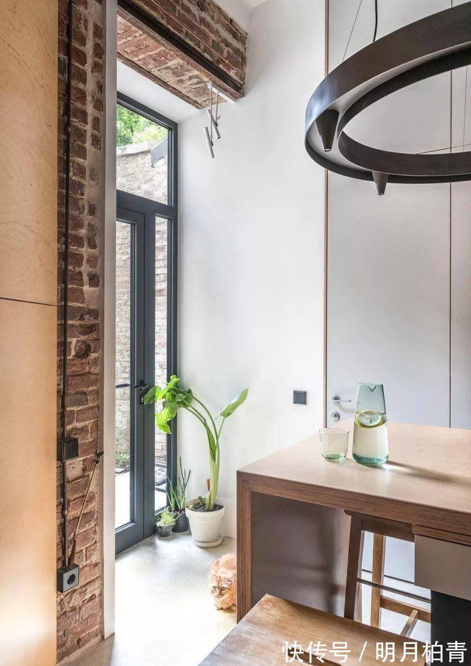 角度看|35平小公寓装修,入户门建阳光房,衣帽间塞床下面,洋气!