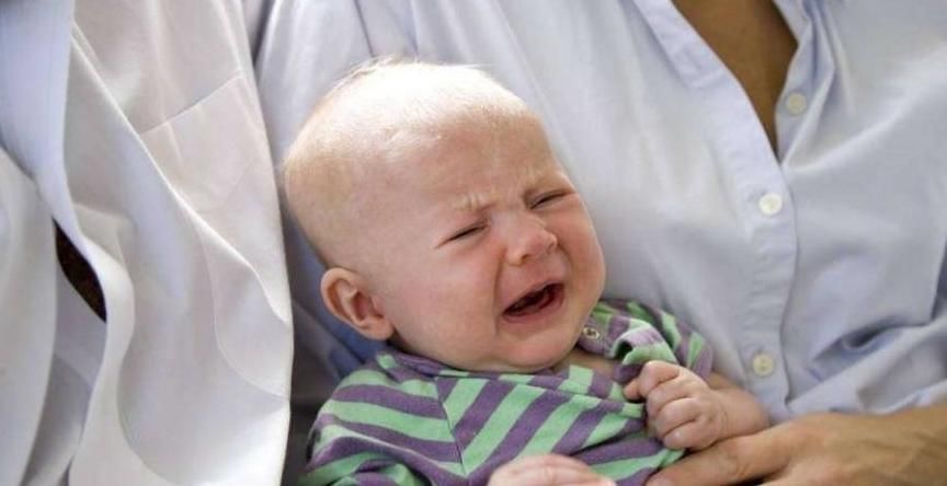 人的眼睛|新生儿为什么会哭?他们每次哭的时候到底需不需要立马抱起来呢?