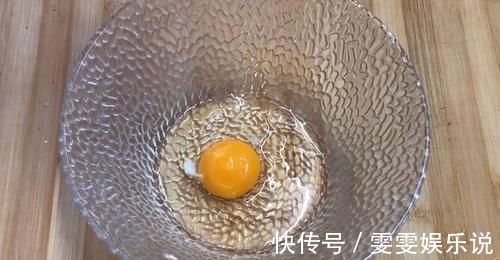 搅拌均匀|最近很火的鸡蛋汉堡，外面卖5块钱，教你在家做，成本不到2块钱