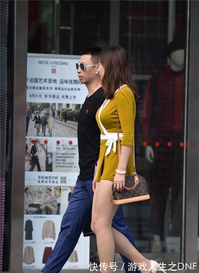 身材 白色印花尖头细跟鞋,细跟不用太高,双侧镂空设计很精致!