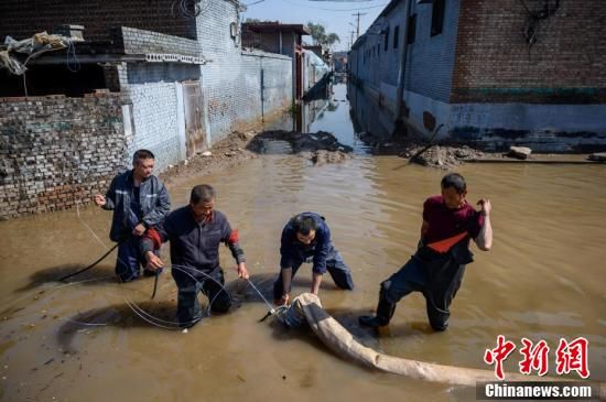 泄洪口|山西介休：救援人员掘泄洪口加速排洪