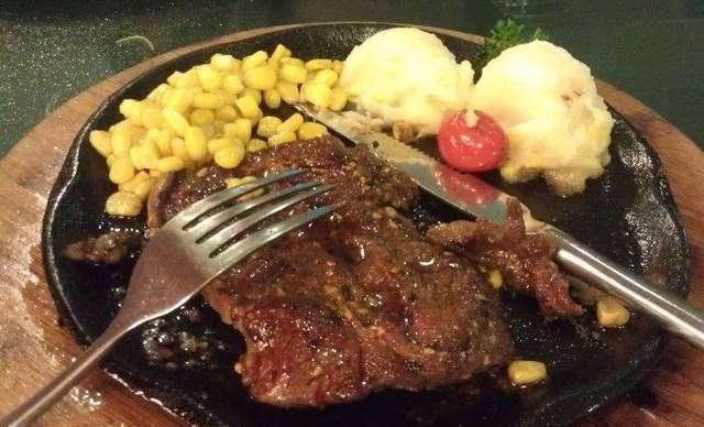 服务员看到|一个人吃牛排,想上厕所怎么办服务员刀叉这样摆,我们不收盘