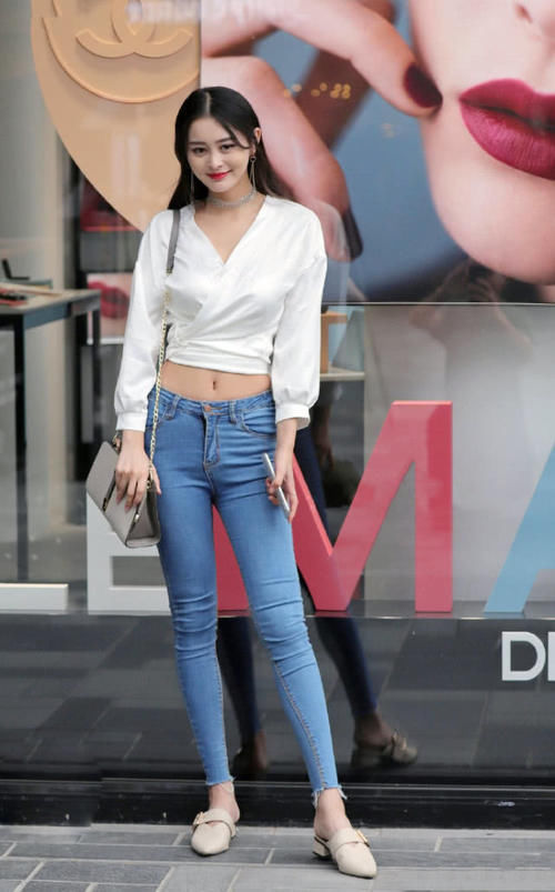 简直|街拍普通修身款牛仔裤穿出维秘范儿,小姐姐的身材简直燃爆了