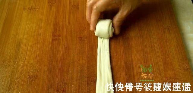 柔软|这是我见过最简单的烙饼，一擀一折，有菜有蛋，柔软筋道真解馋