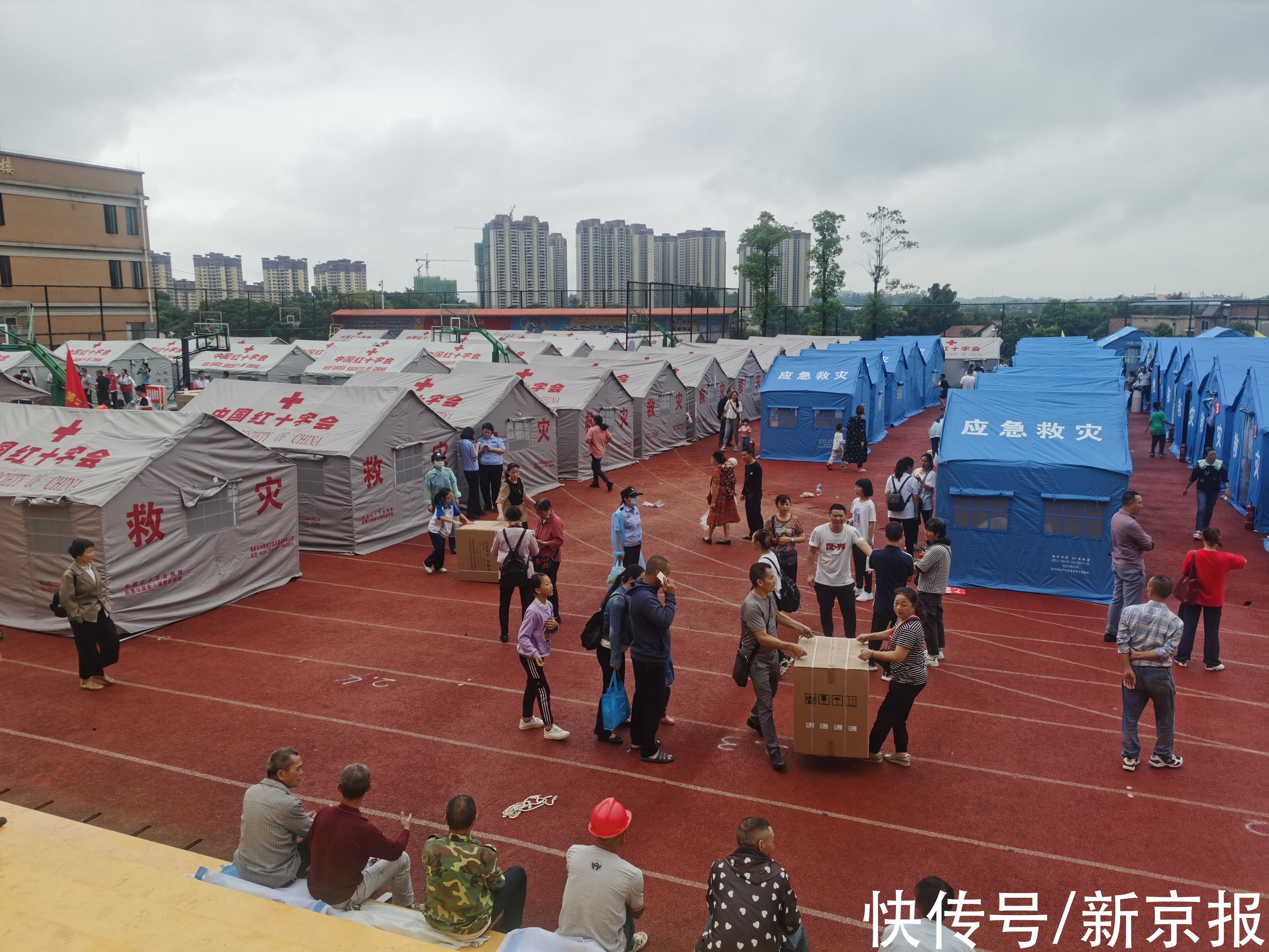 帐篷|泸县团仓村震后第一夜：志愿者忙搭帐篷为灾民建临时的“家”