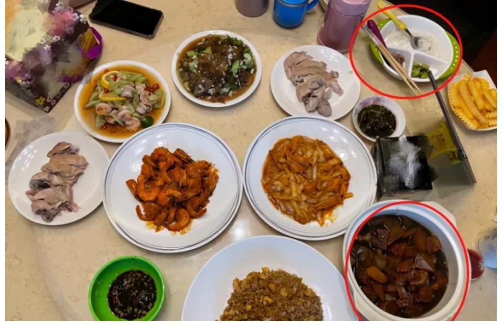 黄磊|黄晓明晒豪华晚餐,8盘菜中baby最爱红烧肉,儿子餐具显眼