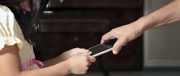 行为|这种行为最容易毁掉孩子,父母要注意