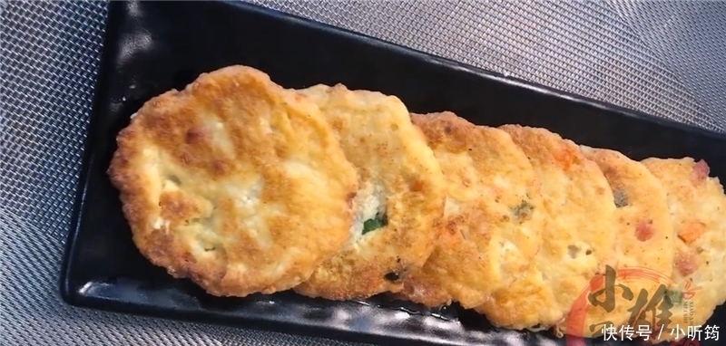 香煎豆腐饼|豆腐别只会炒着吃,加一个鸡蛋搅拌碎,吃一次就念念不忘