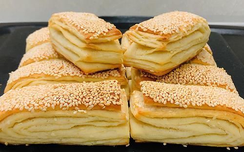 用面粉和白芝麻做脆饼,酥香掉渣,层层薄如纸,做1次吃3天省事