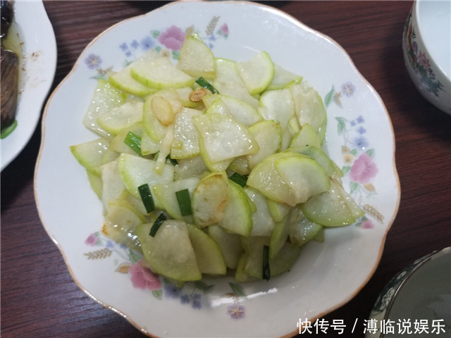 男友|陪男友回老家,准婆婆亲自下厨庆祝,上桌后我的筷子全程没停过!