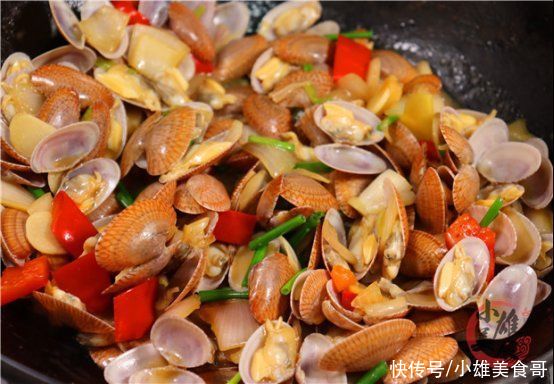 红椒|洗花蛤最忌直接放盐洗，老渔民教我3招，花甲疯狂吐沙，太厉害了