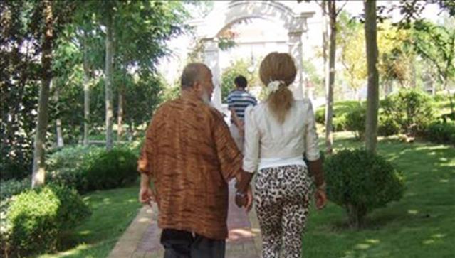 混血儿子$53岁画家杨彦:娶21岁非洲学生,生了俩混血儿后,为何皈依佛门?