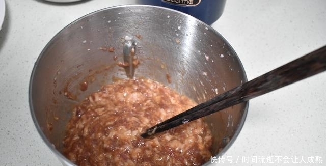 春天用这三种食材做饺子馅，鲜美汁多味道超赞，蒸饺煎饺都很好吃