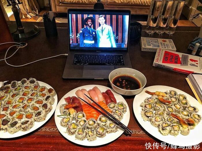 28个巨石强森的菜单，满满一桌子太能吃，还边吃边看电影太享受