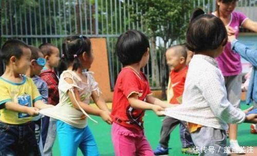 家长群|孩子放学后，反复唱一首歌，宝妈听清歌词后，在家长群指责老师