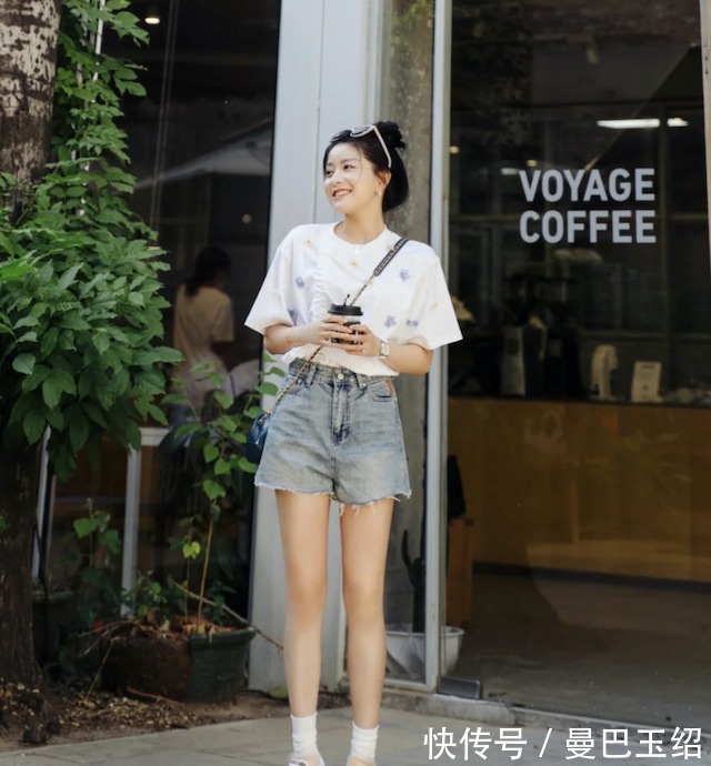 小个子|T恤不一定配裙子才好看,搭这4条裤子,时髦显瘦,小个子都爱了