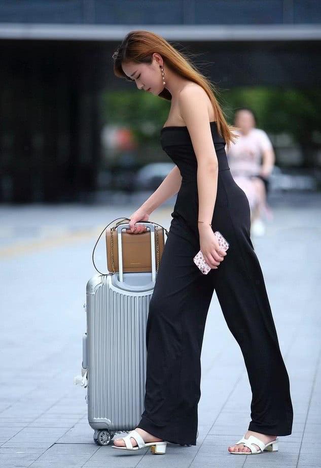 女神|美女街拍长发女神拖着大行李箱,一个人神情落寞地走在路上