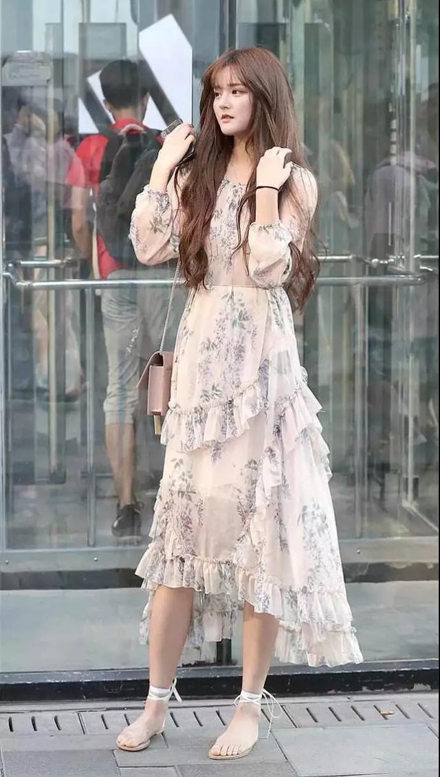 宝蓝色 小姐姐身穿酒红色的吊带连衣裙,搭配黑色高跟鞋,一起成为别人羡慕的女神吧