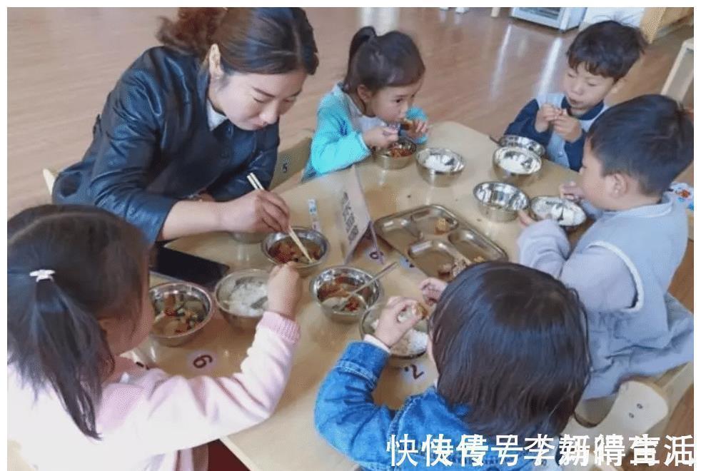 女儿|女儿总说幼儿园饭菜好吃,妈妈不信去试菜,吃了一口吐在地上