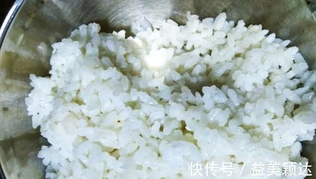 好吃|家里有剩米饭,别再做蛋炒饭,试试此做法,米饭粒粒分明,特好吃