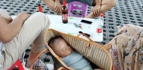 孩子|“最无奈宝宝”火了,父母吃烧烤嫌娃碍事放进包里,网友:捡来的