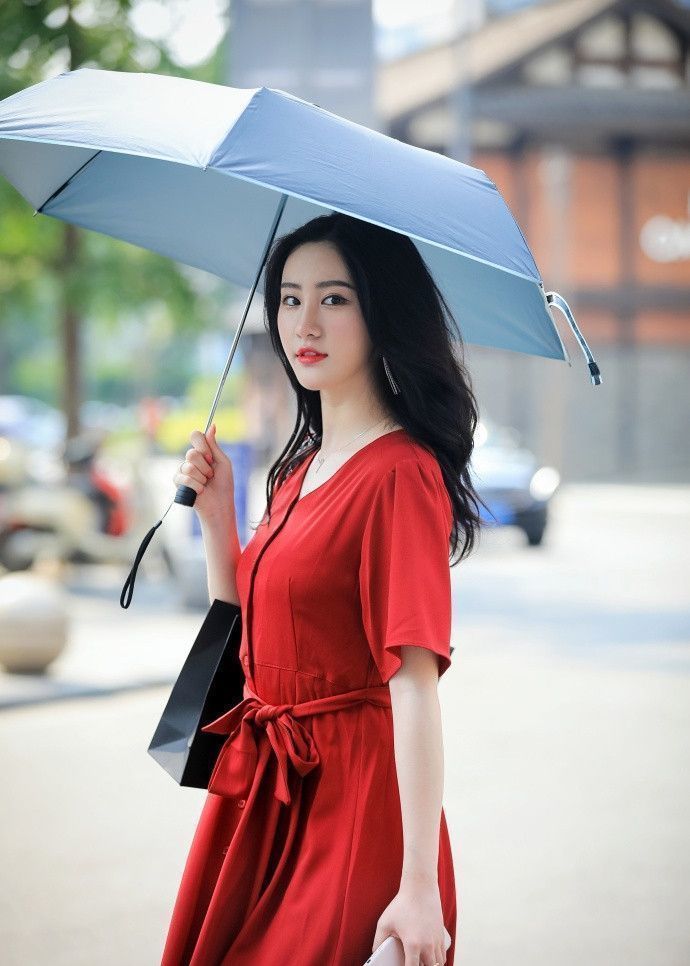 街拍清新靓丽的小姐姐,散发出娇俏女人味,甜