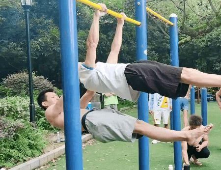 身体素质|爱健身的爷爷有多硬核?引体向上论组做,腹肌线条如刀刻!