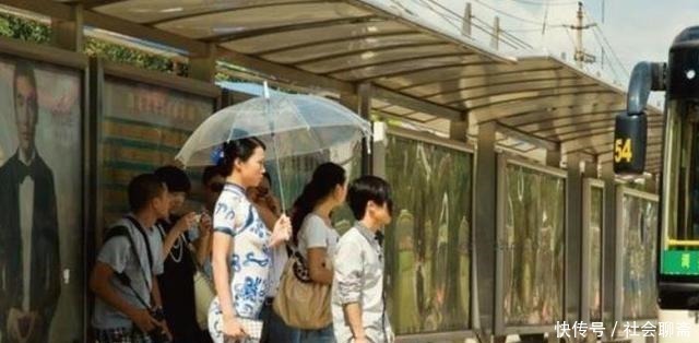 衣服|女子画一件旗袍当衣服,考验路人的眼力,难道没人认出来