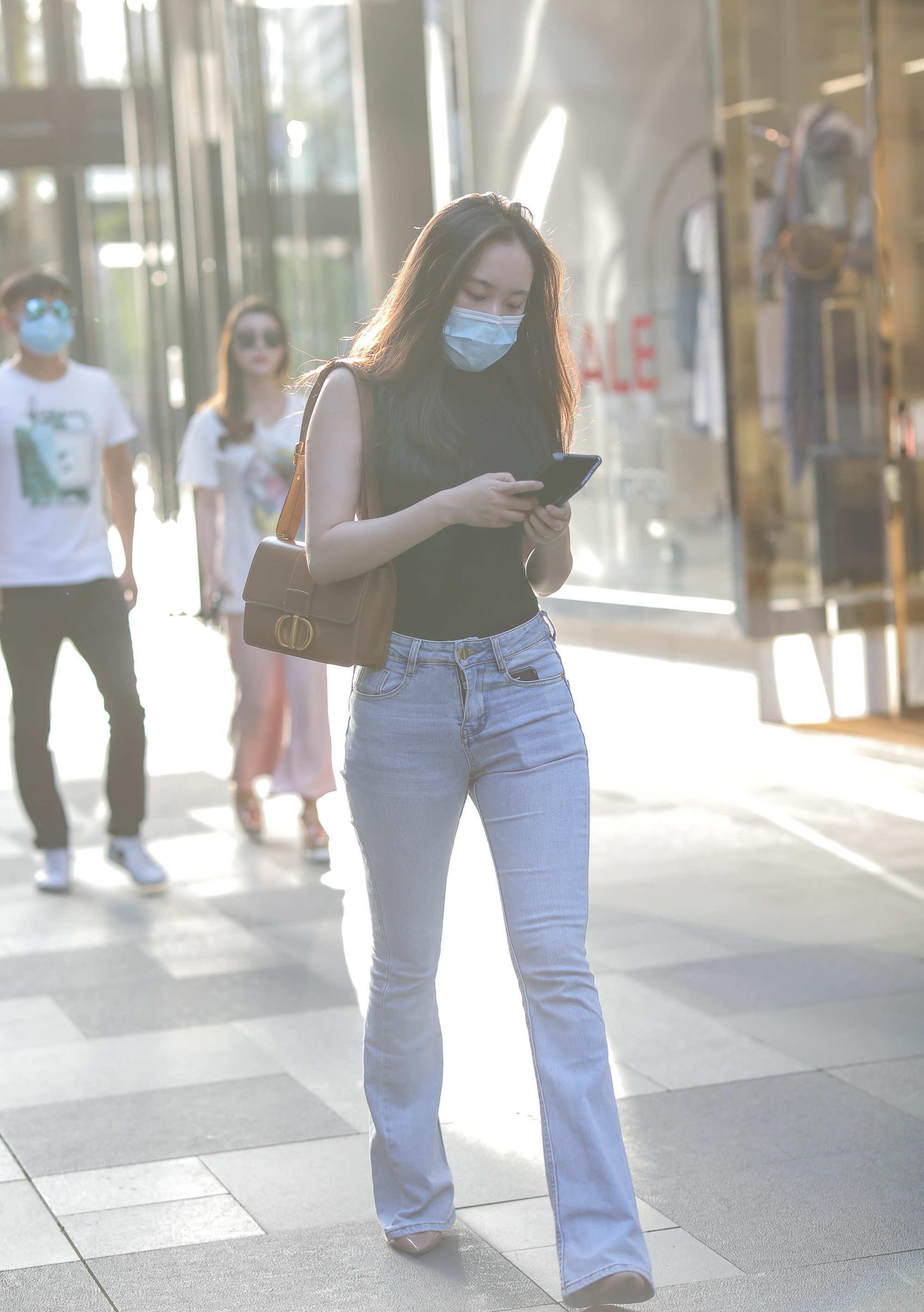 牛仔|黑色修身小上衣搭配浅色牛仔裤,版型简单还时尚,气质十足