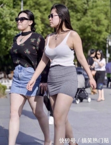街拍|街拍小姐姐穿黑色吊带裙子搭配vans滑板鞋非常的时尚