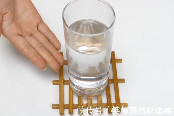 把筷子插在易拉罐上，没想到还有这个大妙用，学会受用一生！