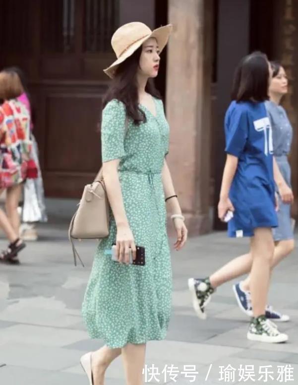 街拍|街拍气质靓丽的美女,身穿牛仔裤搭配时髦上衣,舒适大方又不失美感