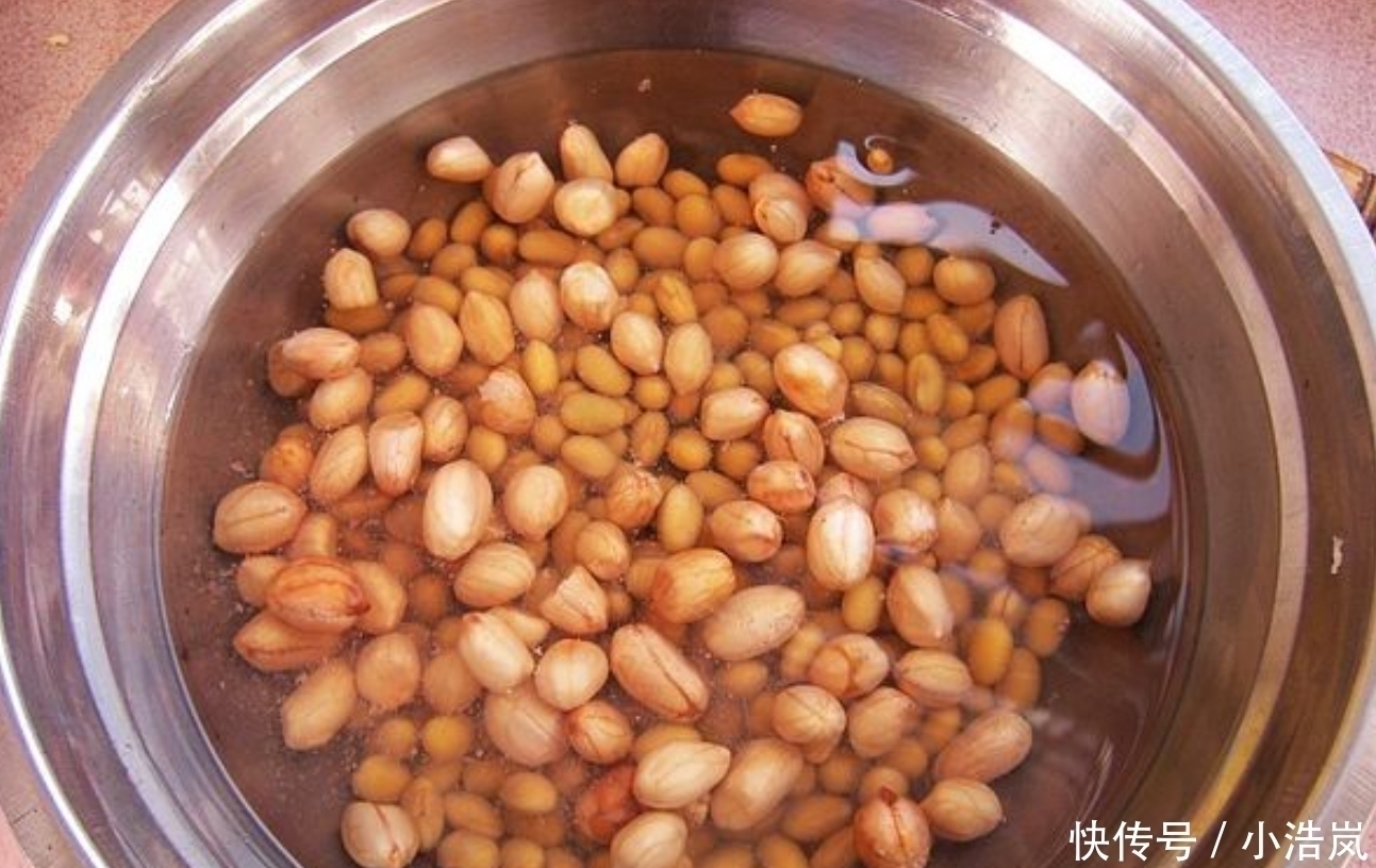 煮花生米|煮花生米别再傻傻加水,只需加一瓶“饮料”,花生入味还贼香!