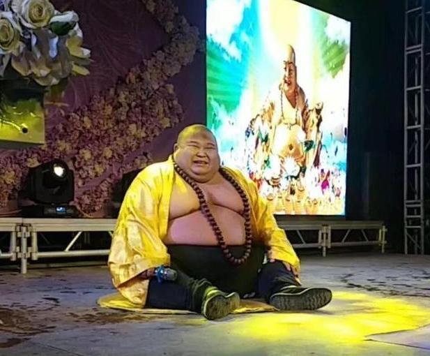 观音#他长得酷似弥勒佛,走红后被富婆看中带回家“供养”,现今如何