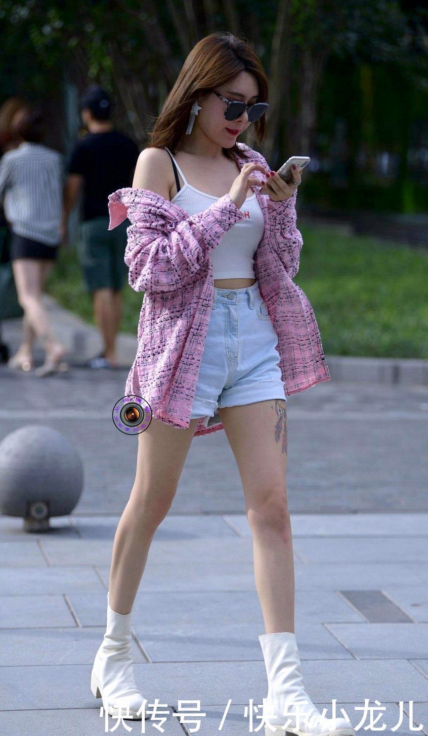 搭配牛仔短裤和粉色衬衫,有想不到的成熟美