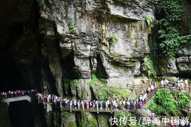 游客|探访腾龙洞风景区，上亿年的地壳变化所形成的独特景观，蔚为壮观