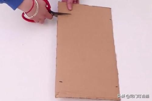 大纸箱上剪几刀太厉害了 家里人都夸聪明 一年能省下好几百 快资讯
