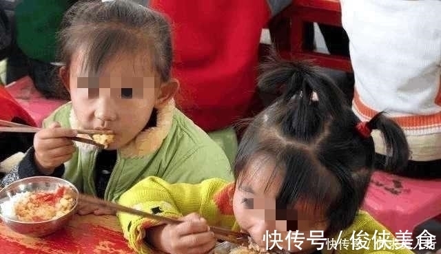打击|孩子总夸幼儿园饭菜香,每顿能吃两碗,看到午餐照后妈妈深受打击