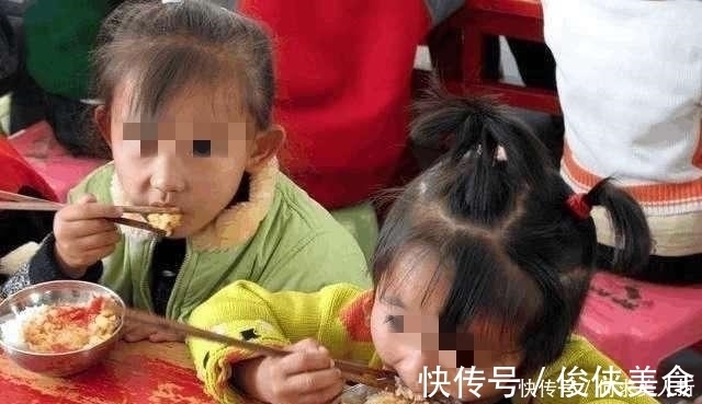 打击|孩子总夸幼儿园饭菜香，每顿能吃两碗，看到午餐照后妈妈深受打击