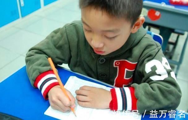 地位|有这4种特征的孩子,在班里“地位”很低,家长要帮忙改善