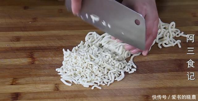 放到里面|面粉别蒸馒头了,学会这样做,拿肉都不换,出锅全家直呼解馋!