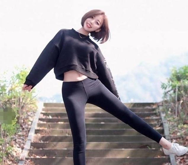 版型 楚楚动人的紧身打底裤美女,勾勒女性曼妙优雅的身姿,特别吸睛