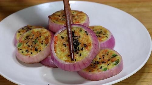 1个洋葱，1个土豆，经常这样做，好看好吃，上桌就扫光