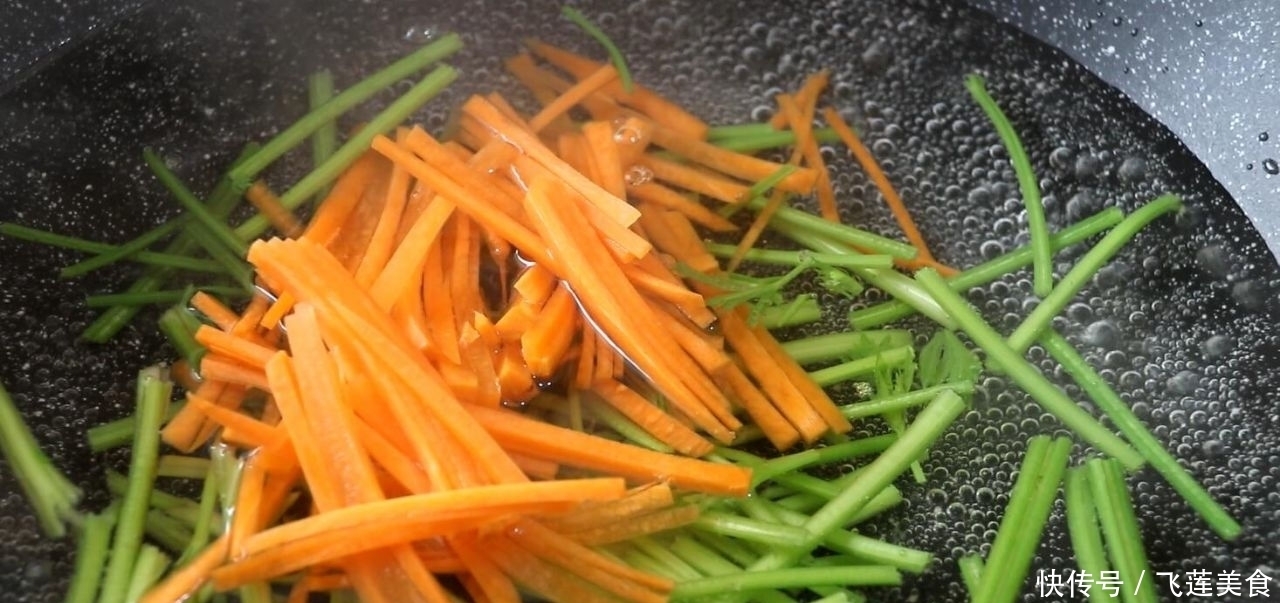 凉拌鸡胗别直接焯水，先卤后拌更入味，脆嫩爽口，下饭又下酒